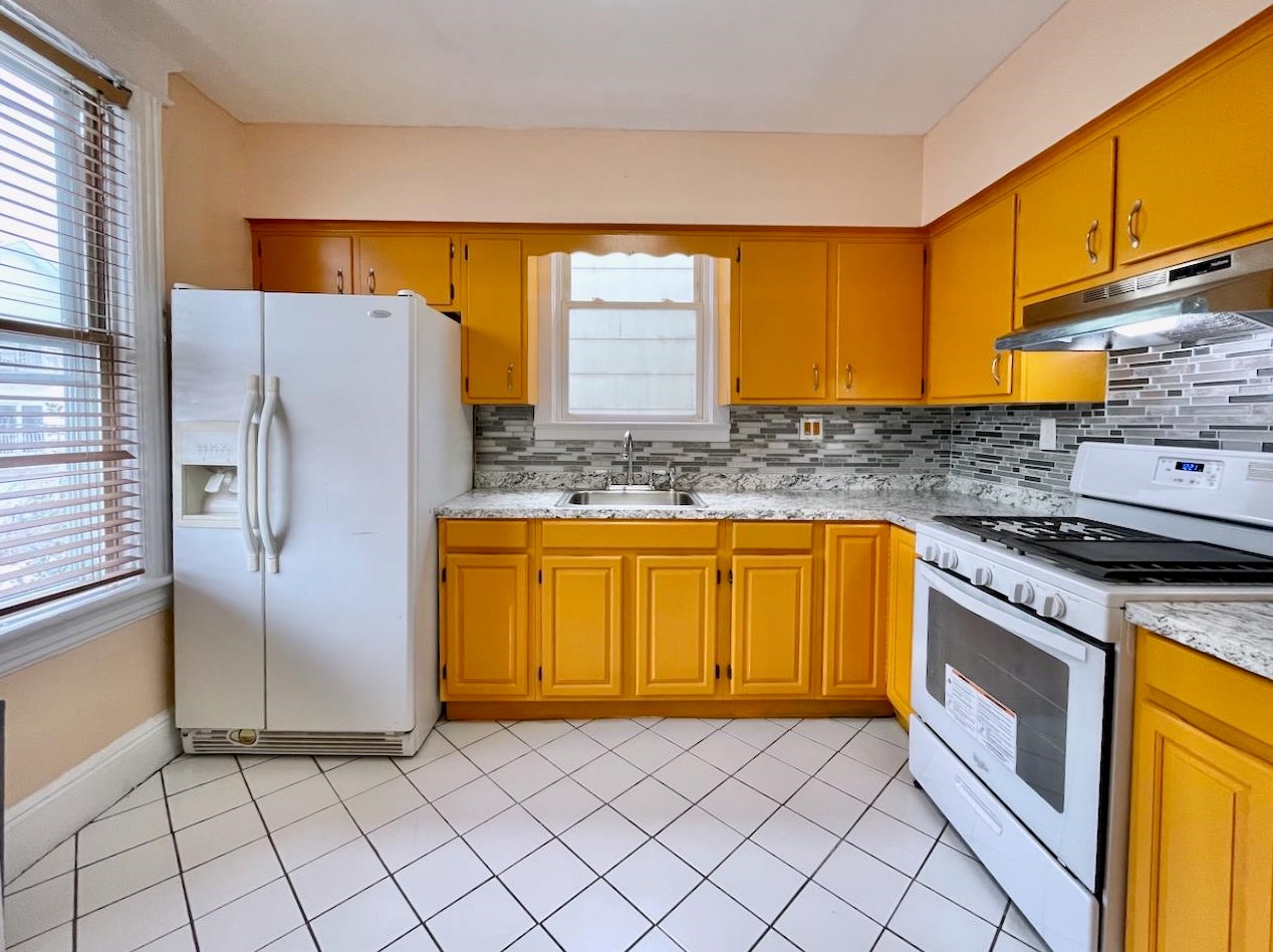 364 Woodlawn Ave #2, Jersey City, NJ 07305