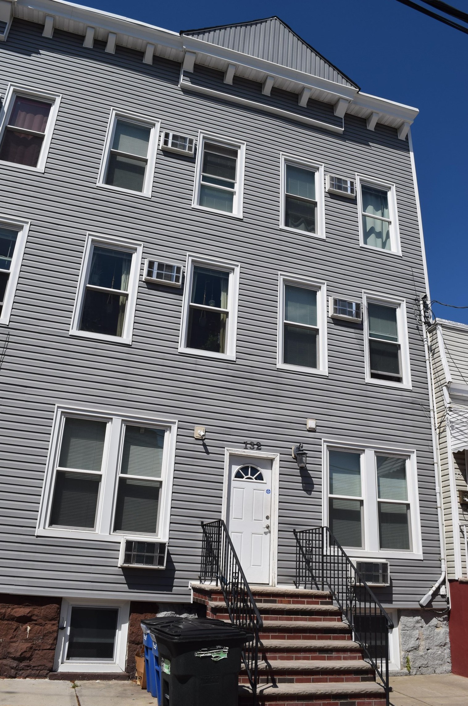 132 Lincoln St, Jersey City, NJ 07307-3646