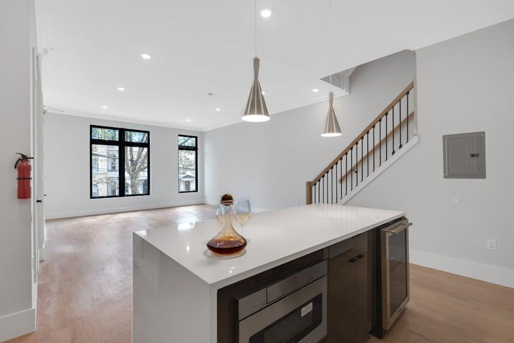 102 Lincoln St, Jersey City, NJ 07307-3636
