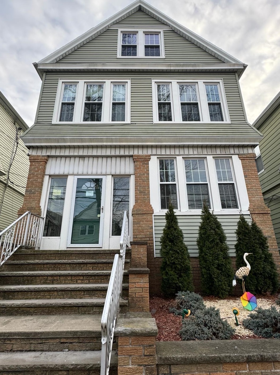 122 W 9th St #1, Bayonne, NJ 07002