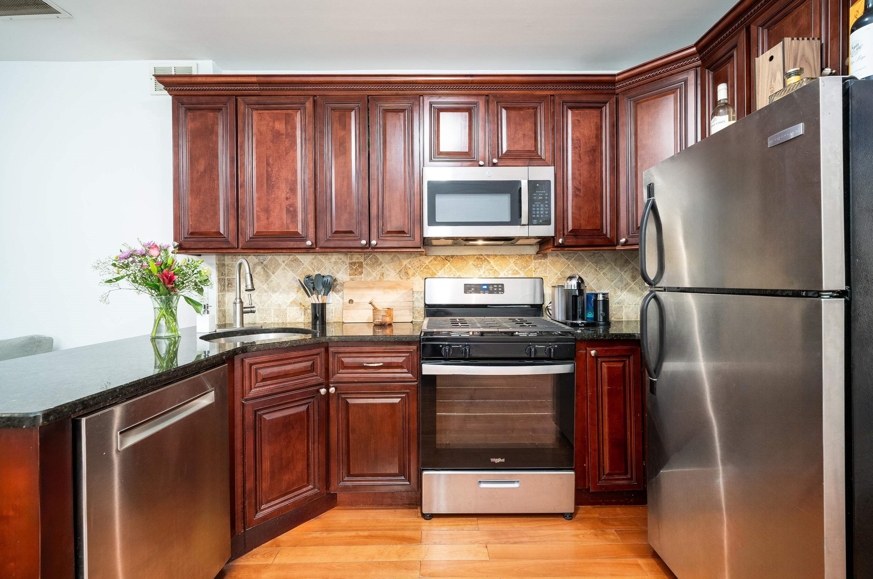 100 Leonard St Apt 1r, Jersey City, NJ