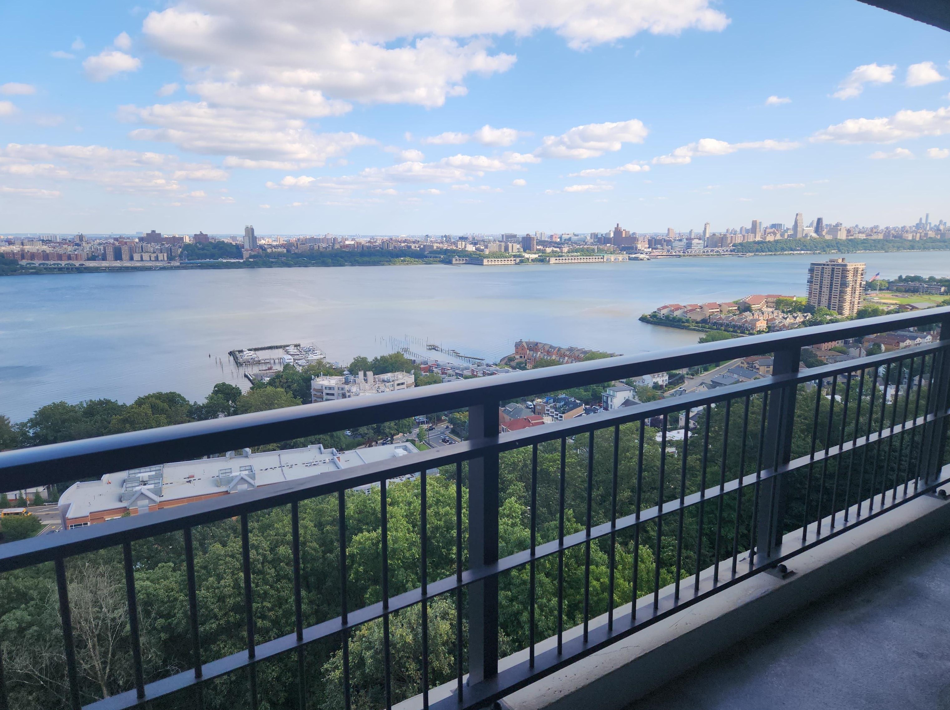 4 Horizon Rd, West Fort Lee NJ  07024-6701 exterior