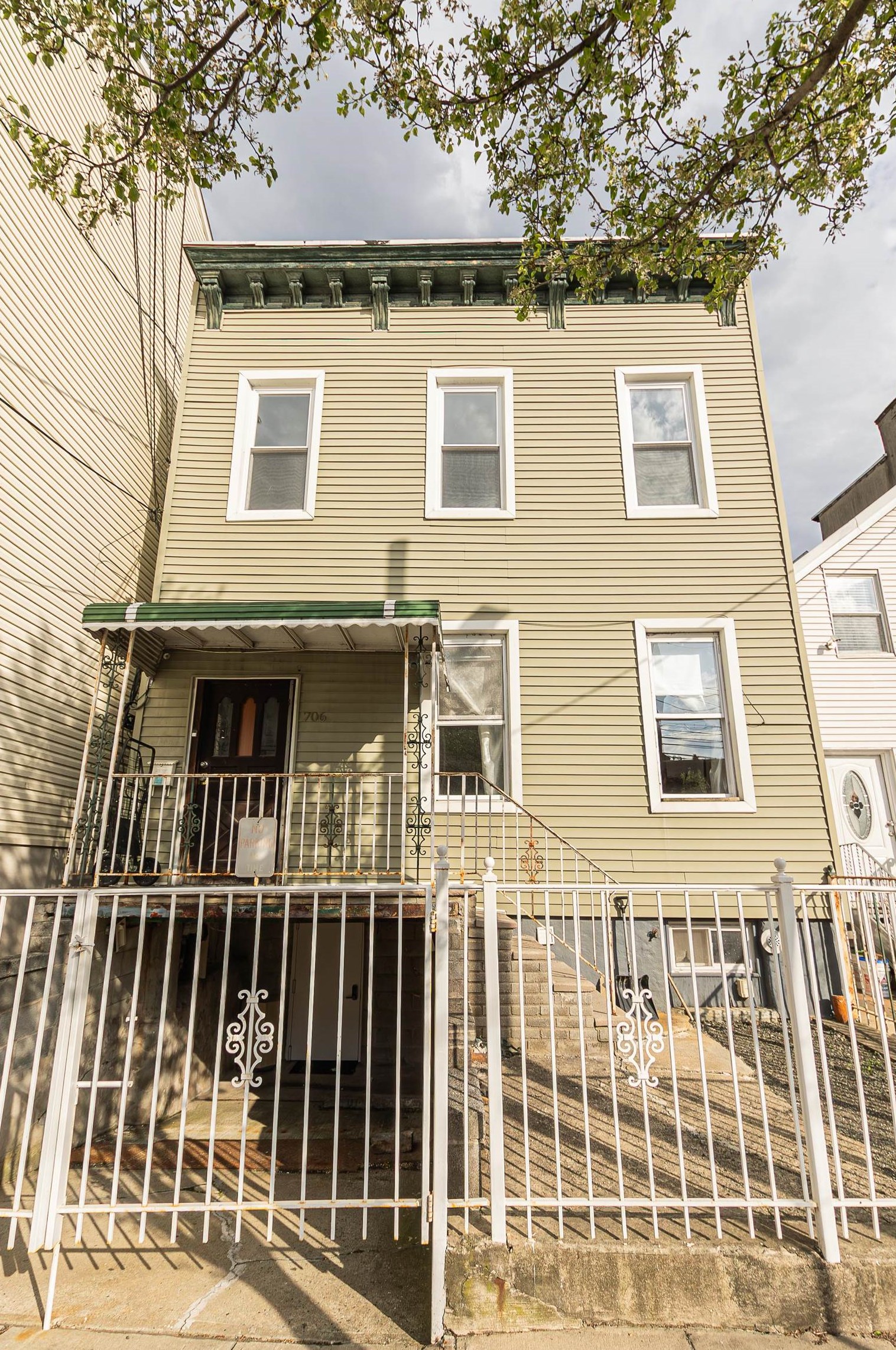 706 Bergenline Ave, Union City NJ  07087-2906 exterior