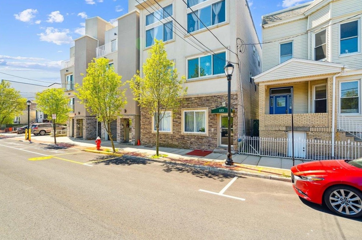 153 20th St, Union City, NJ 07087-5426