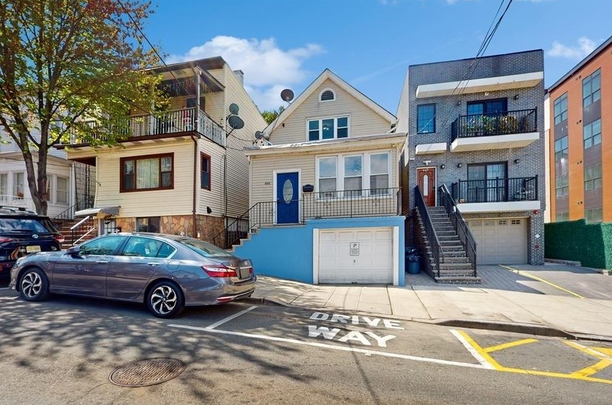 645 38th St #house, Union City, NJ 07087
