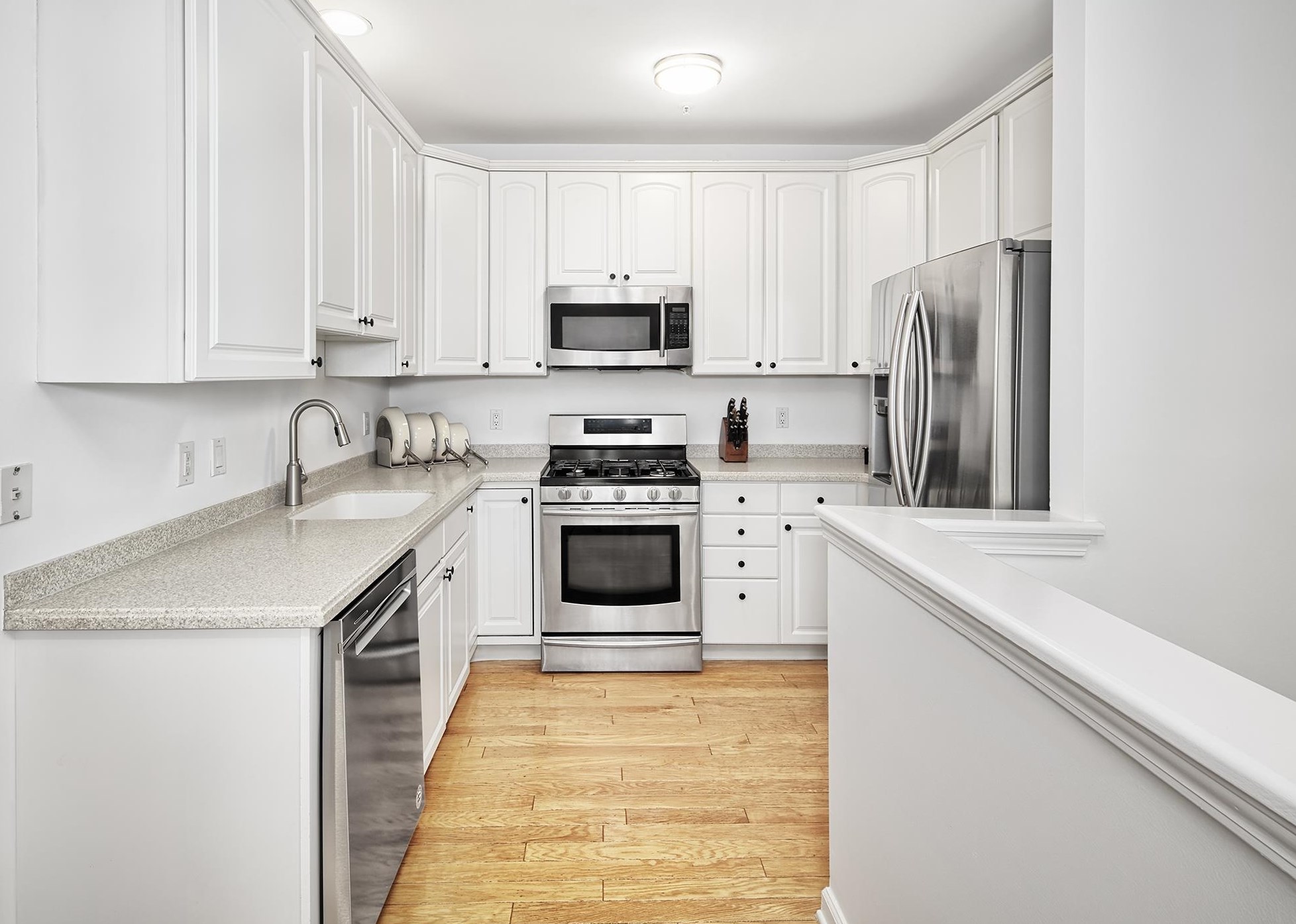 272 Roslyn Ct, West New York, NJ 07093-8325