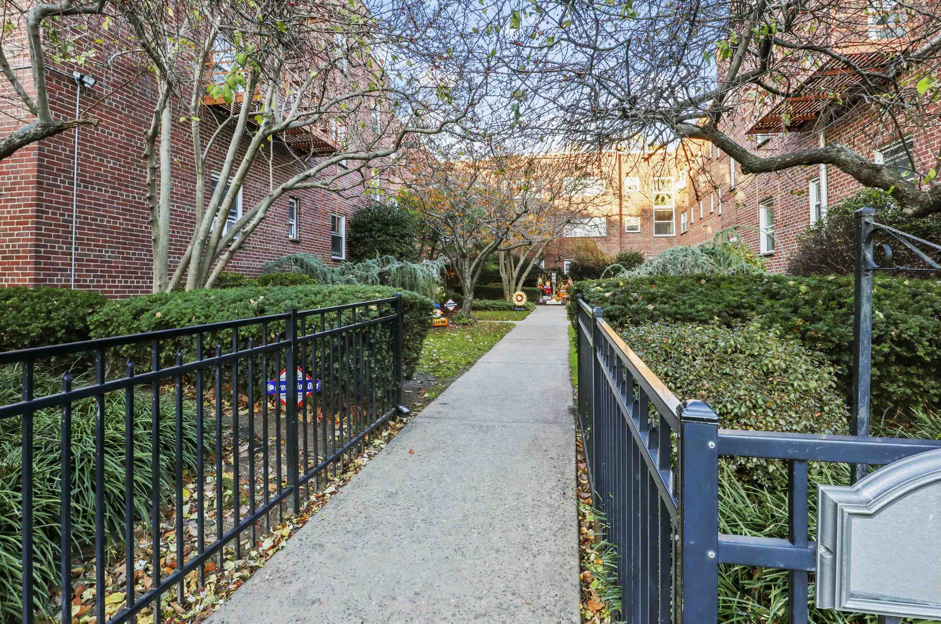 40 Glenwood Ave, Jersey City NJ  07306-4627 exterior