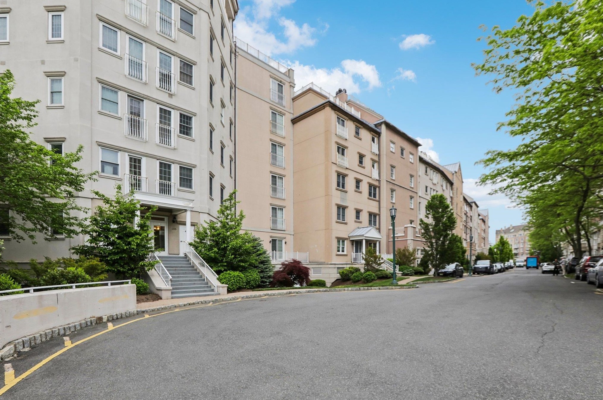 204 Shearwater Ct, Jersey City, NJ 07305-5454
