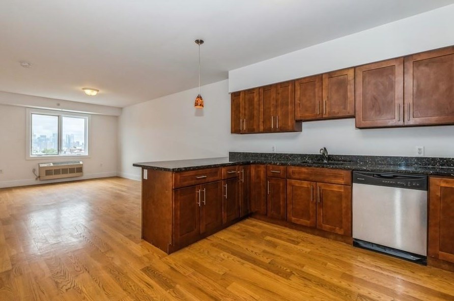 125 43rd St #802, Union City, NJ 07087