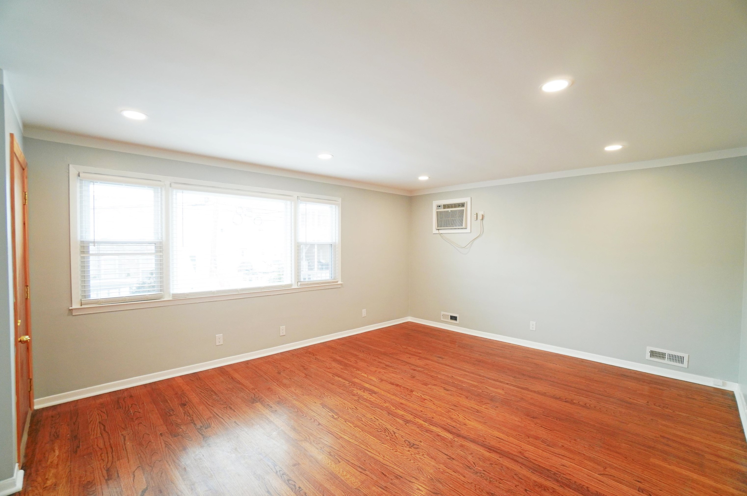 154 21st St, Bayonne, NJ 07002-4531