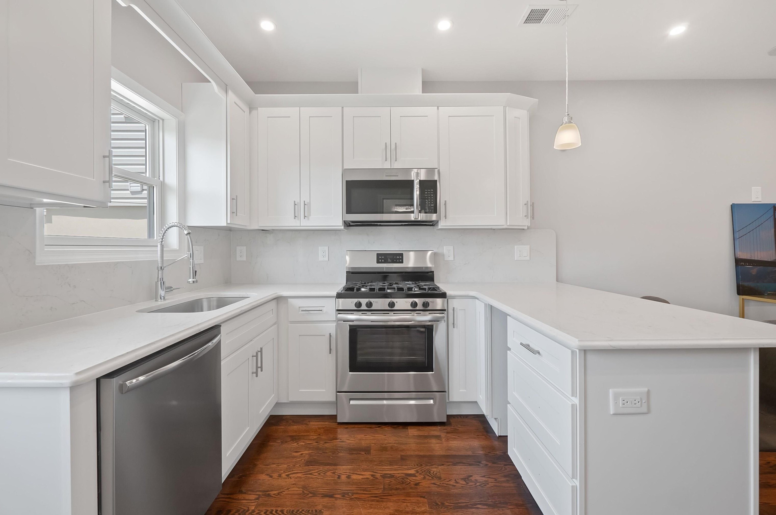 155 Laidlaw Ave, Jersey City, NJ 07306-2512