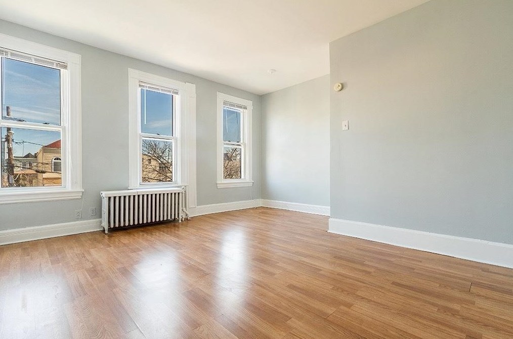 21 Pearsall Ave, Jersey City, NJ 07305-4718