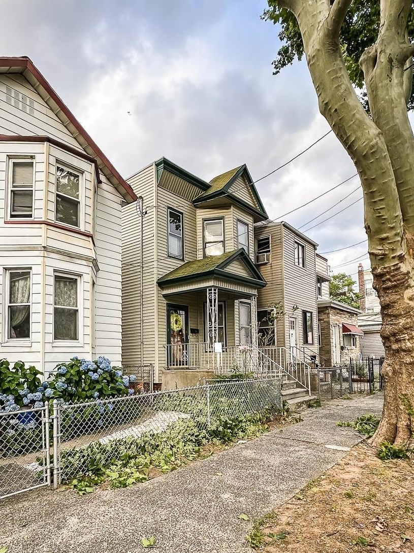 132 Boyd Ave, Jersey City, NJ 07304-1102