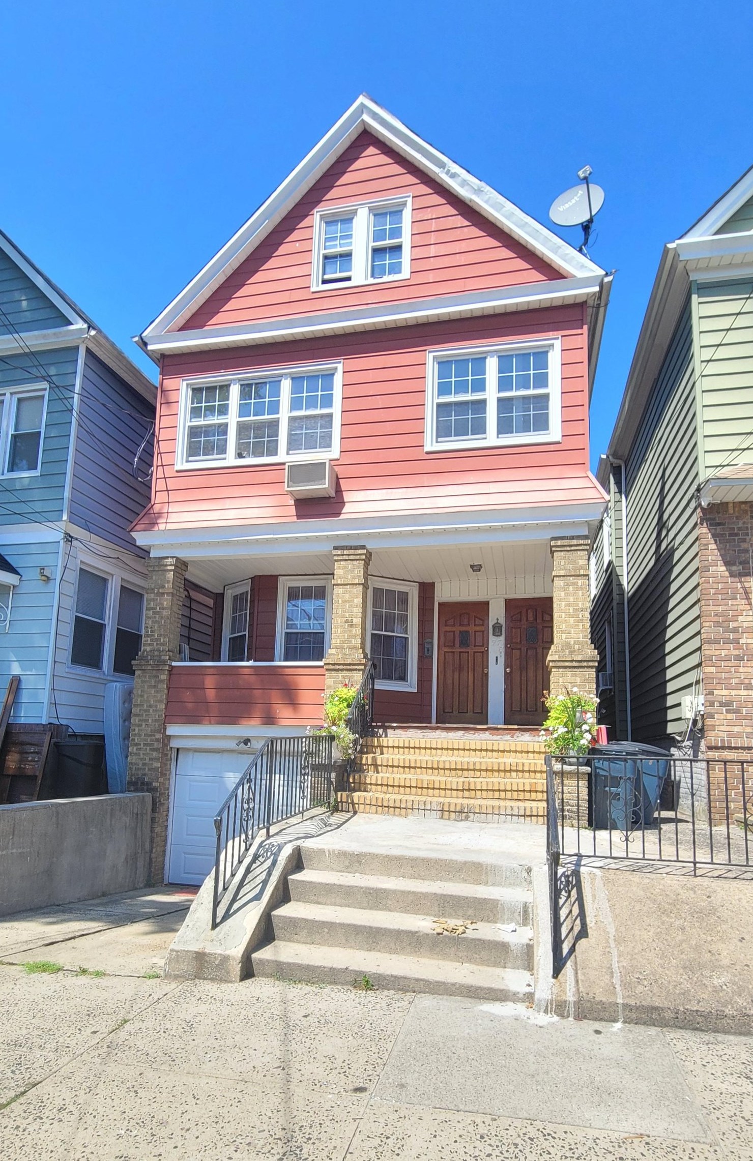 97 W 42nd St, Bayonne, NJ 07002
