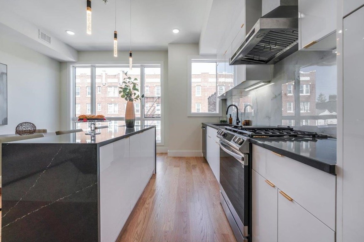 39 Boyd Ave, Jersey City, NJ 07304-1407