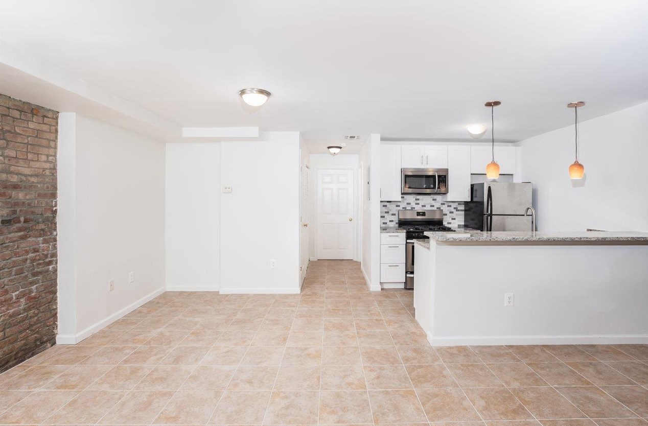 301 5 4th St #1, Jersey City, NJ 07302