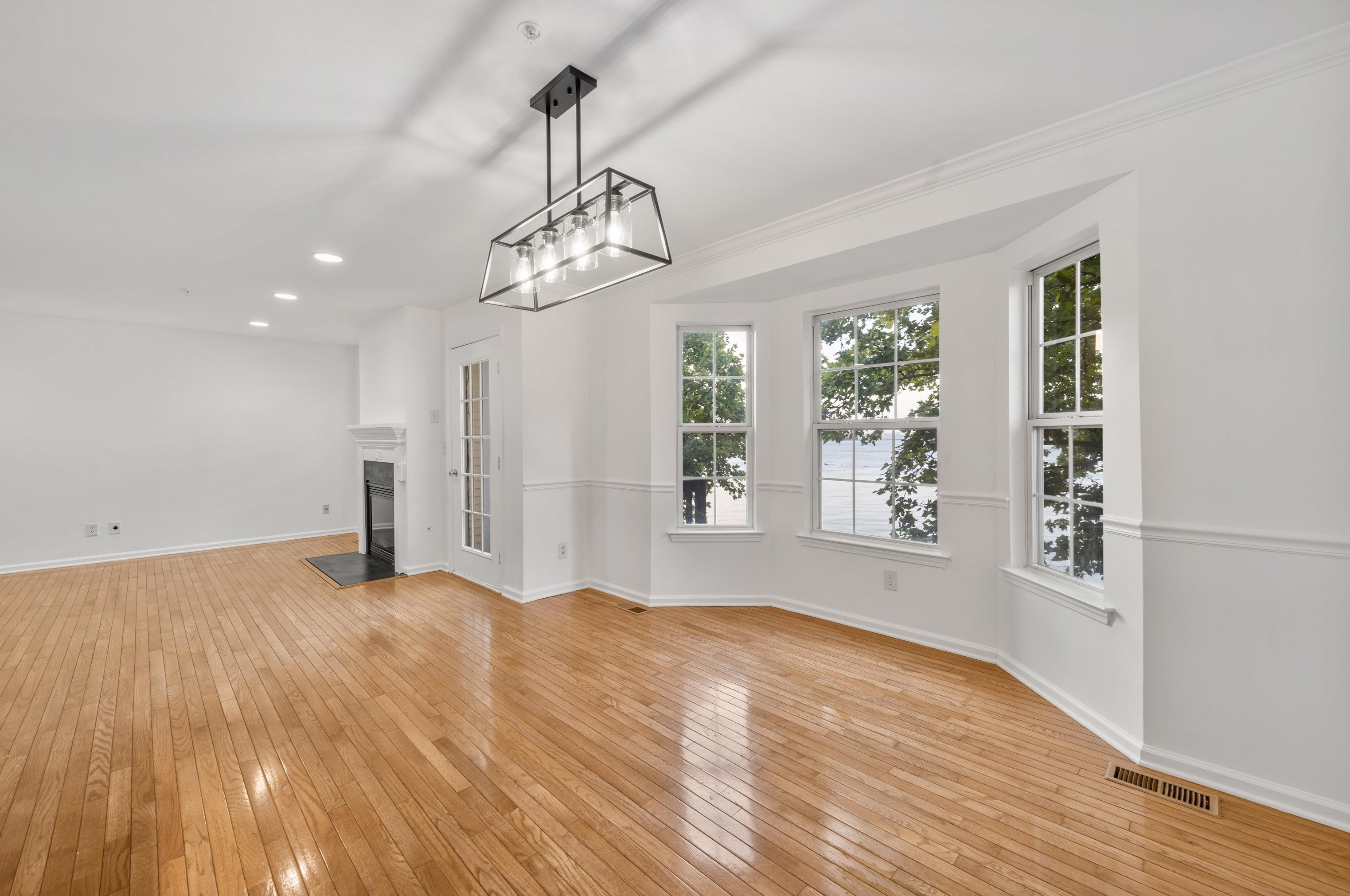 15 Bayside Dr, Bayonne, NJ 07002