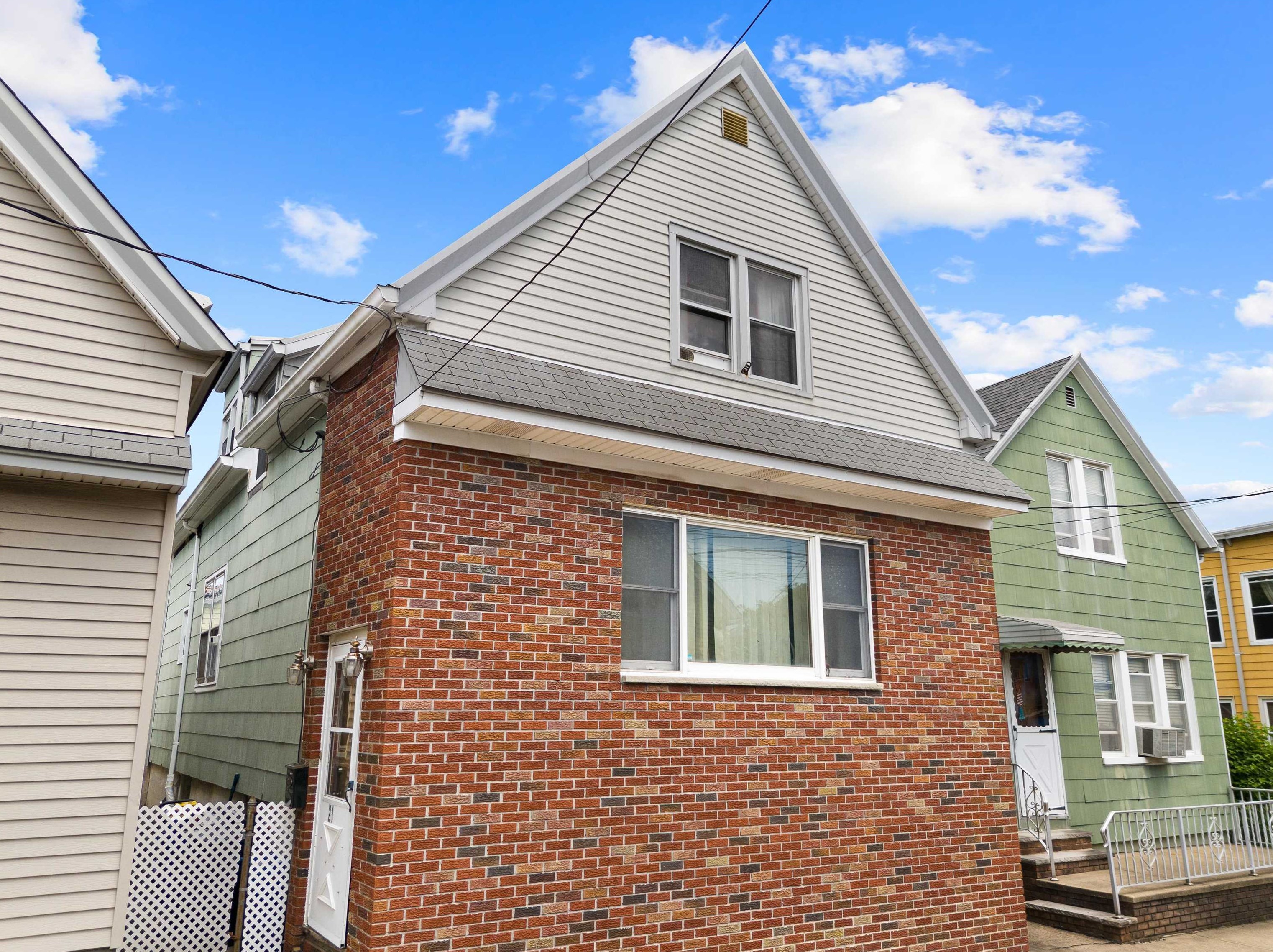 21 Sisson Ct, Bayonne, NJ 07002