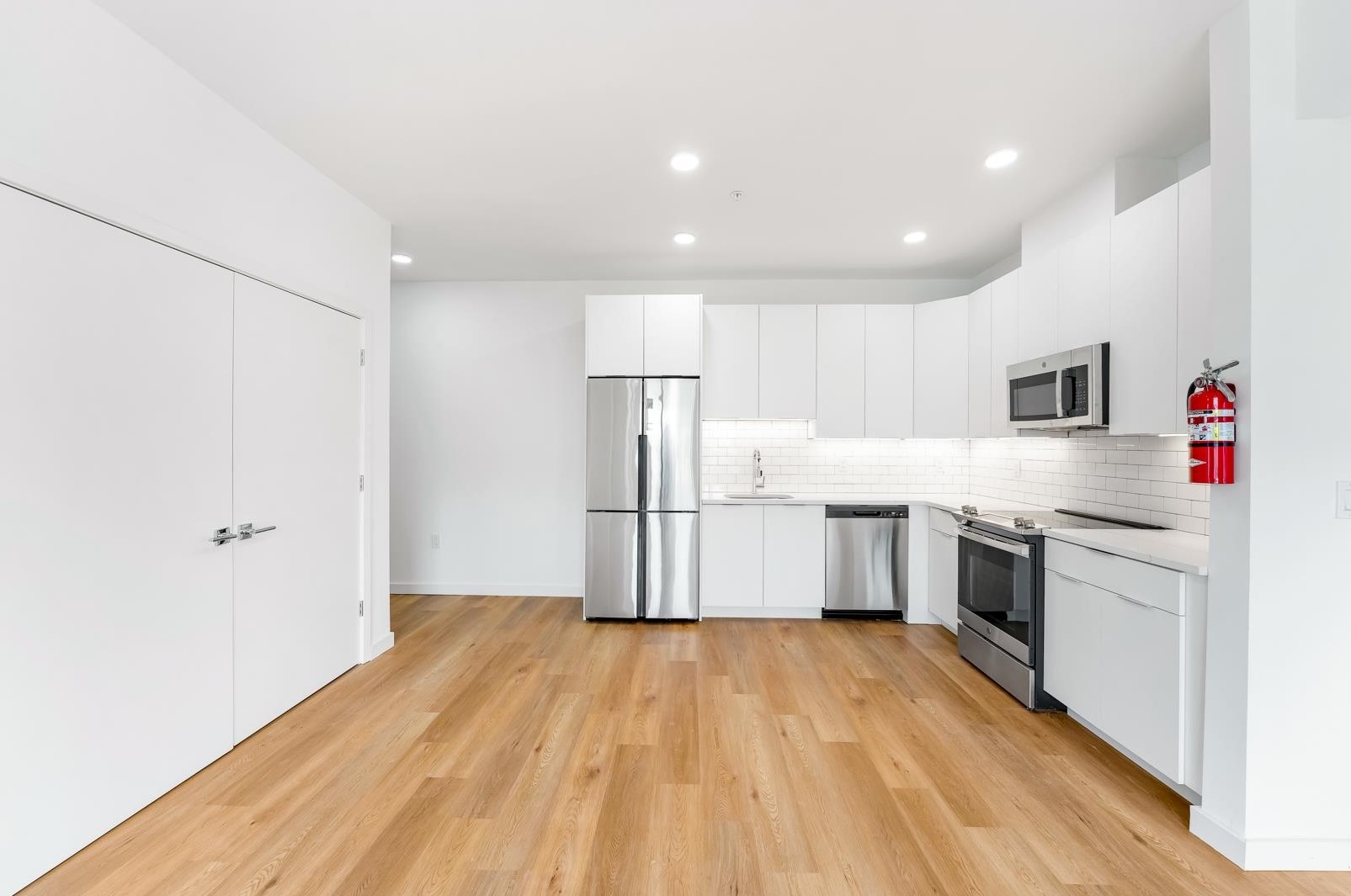 175 W 7th St #512, Bayonne, NJ 07002