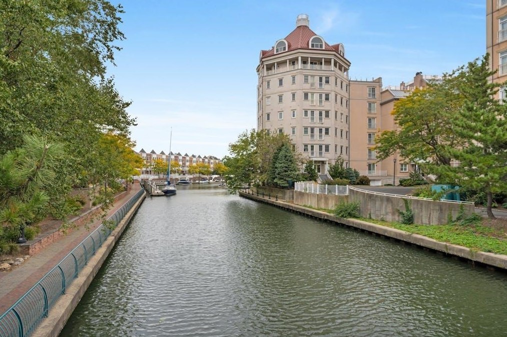 207 Shearwater Ct, Jersey City NJ  07305-5422 exterior