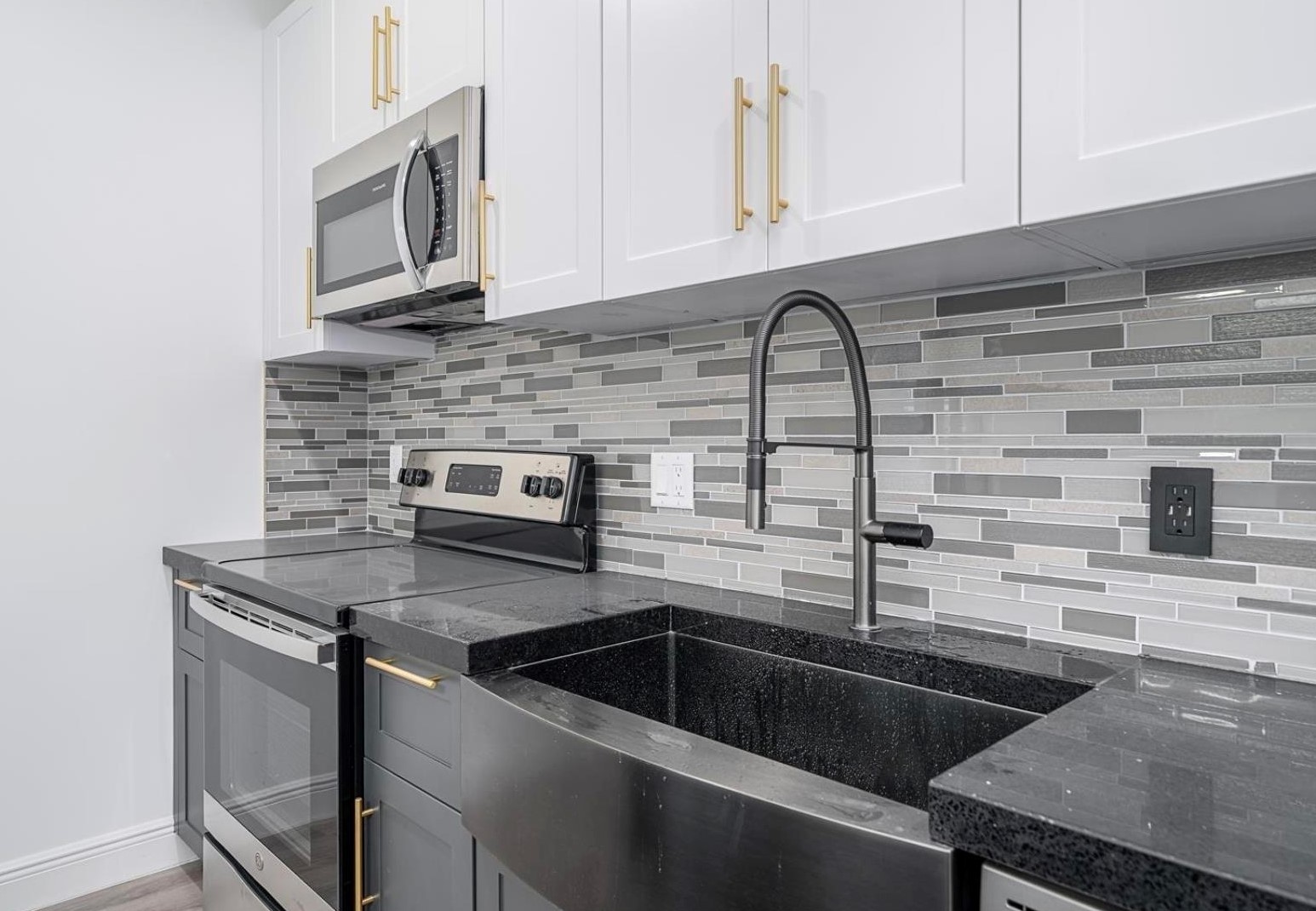 211 Baldwin Ave #406, Jersey City, NJ 07306