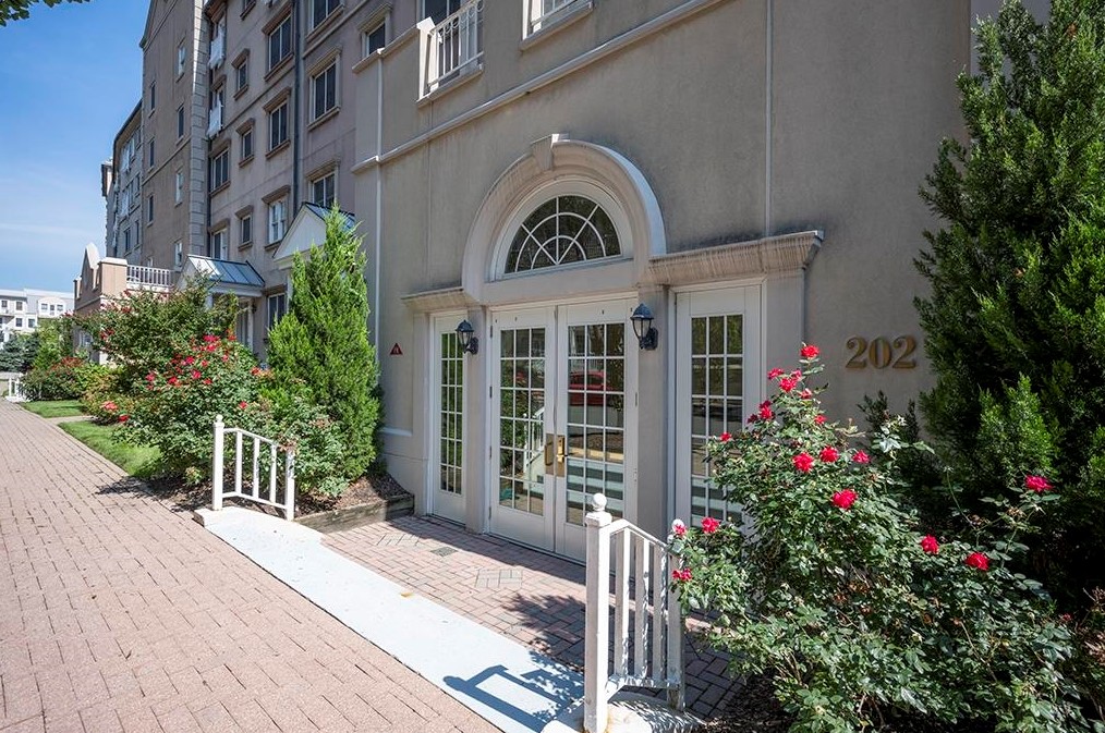 202 Shearwater Ct, Jersey City NJ  07305-5452 exterior