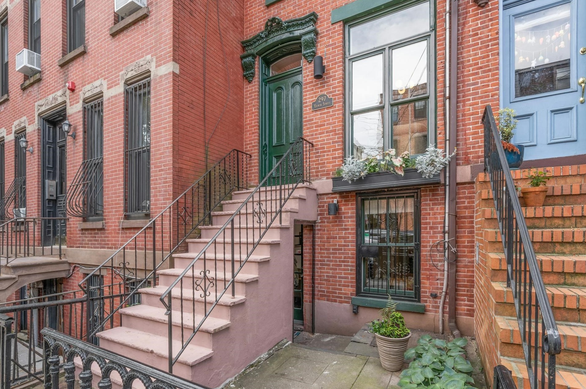 297 8th St, Jersey City, NJ 07302-1954