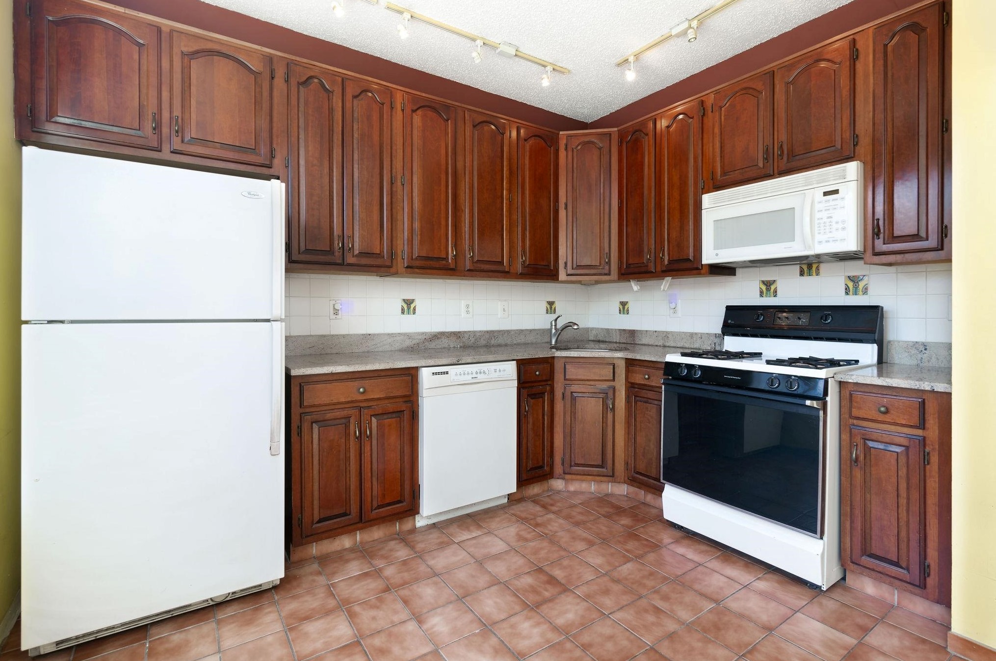 120 Cottonwood St, Jersey City, NJ 07305