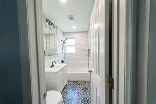 17 Bayside Pl, Jersey City, NJ 07305 - Photo 8