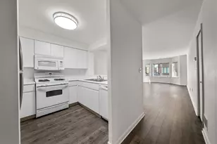 402 Chase Ct, Edgewater, NJ 07020 - Photo 2