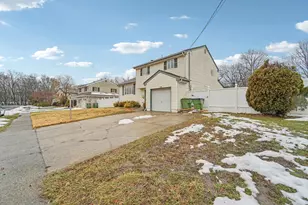 32 Waverly Dr W, Edison, NJ 08817 - Photo 2