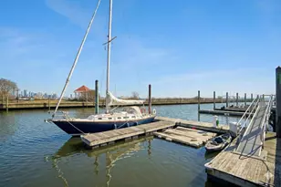 109 Shearwater Ct E, Jersey City, NJ 07305 - Photo 10