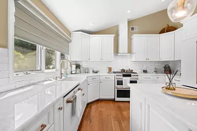 31 Colony Rd, Edgewater, NJ 07020 - Photo 10