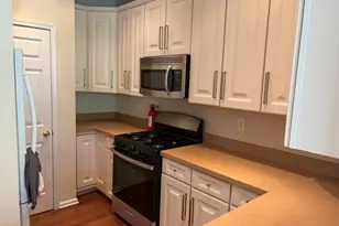 4 Swan Ct, Jersey City, NJ 07305 - Photo 4