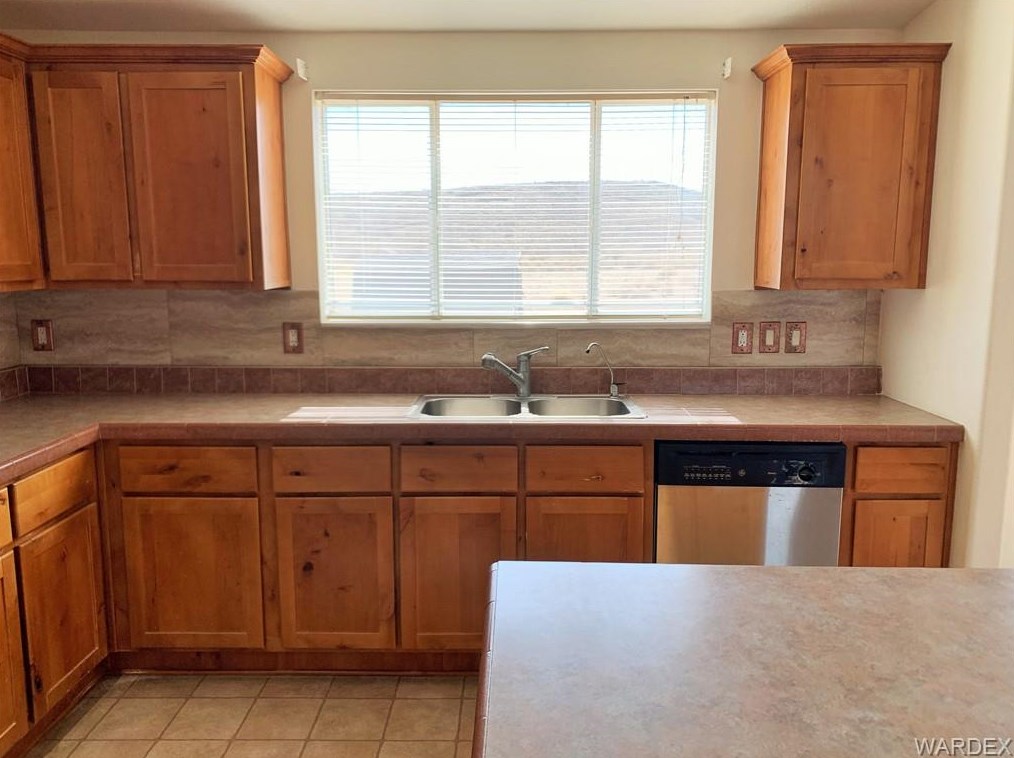 2710 Calle Cedral, Kingman AZ 86409-8319 exterior