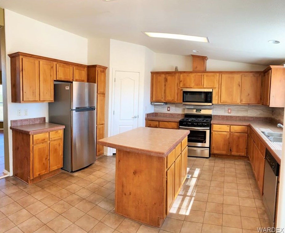 2710 Calle Cedral, Kingman AZ 86409-8319 exterior