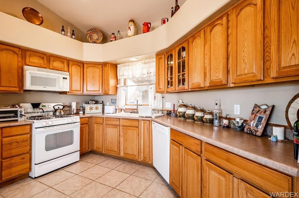 9751 Saddleback Dr, Kingman, AZ 86401-9400