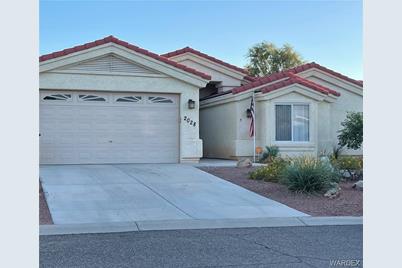 2028 E Desert Lakes Drive - Photo 1