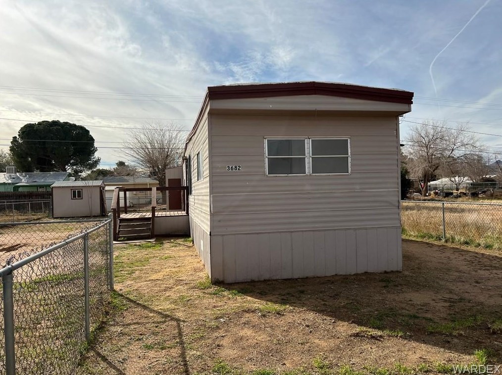 3682 Bluebird Ln, Kingman, AZ 86409-2807