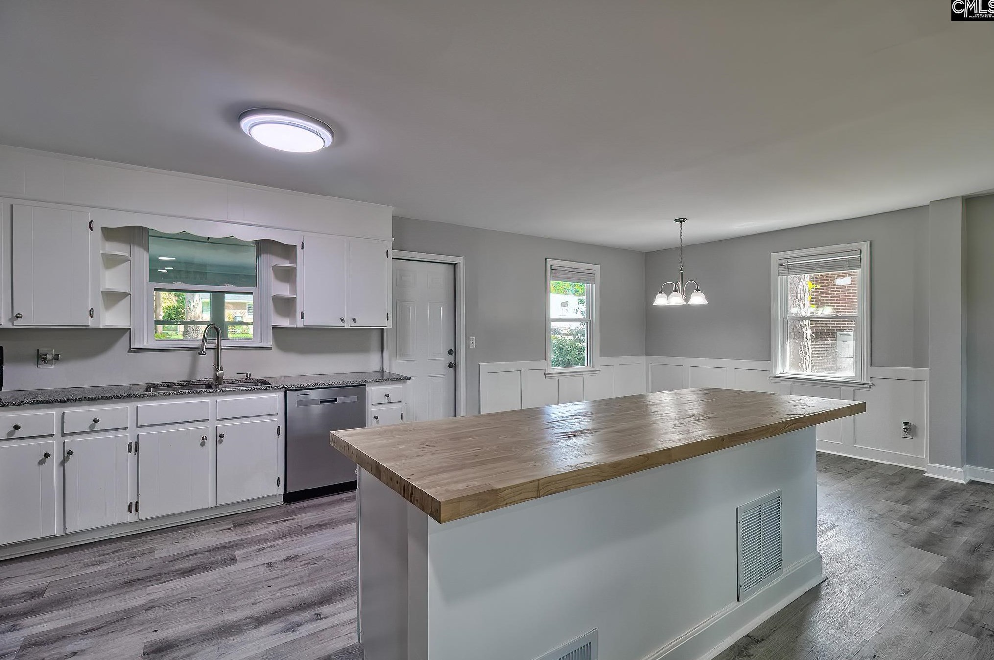 4057 Rosewood Dr, Columbia SC 29205-3743 exterior