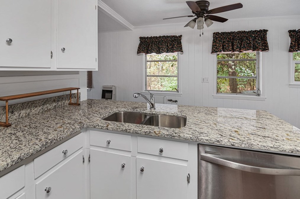 606 Columbia Rd, Meeting Street, SC 29824