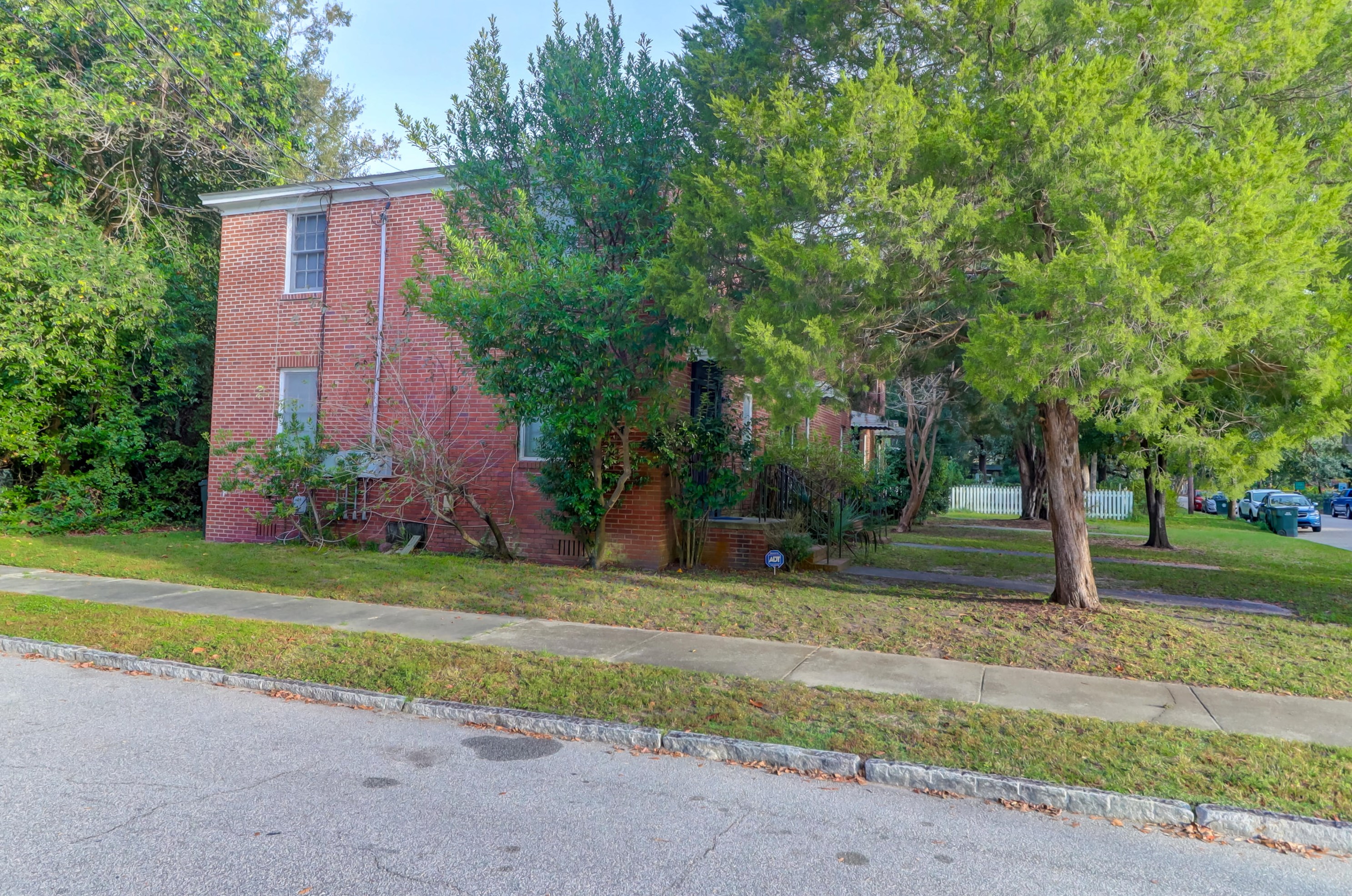 1 Riverside Dr, Charleston SC 29403-3218 exterior