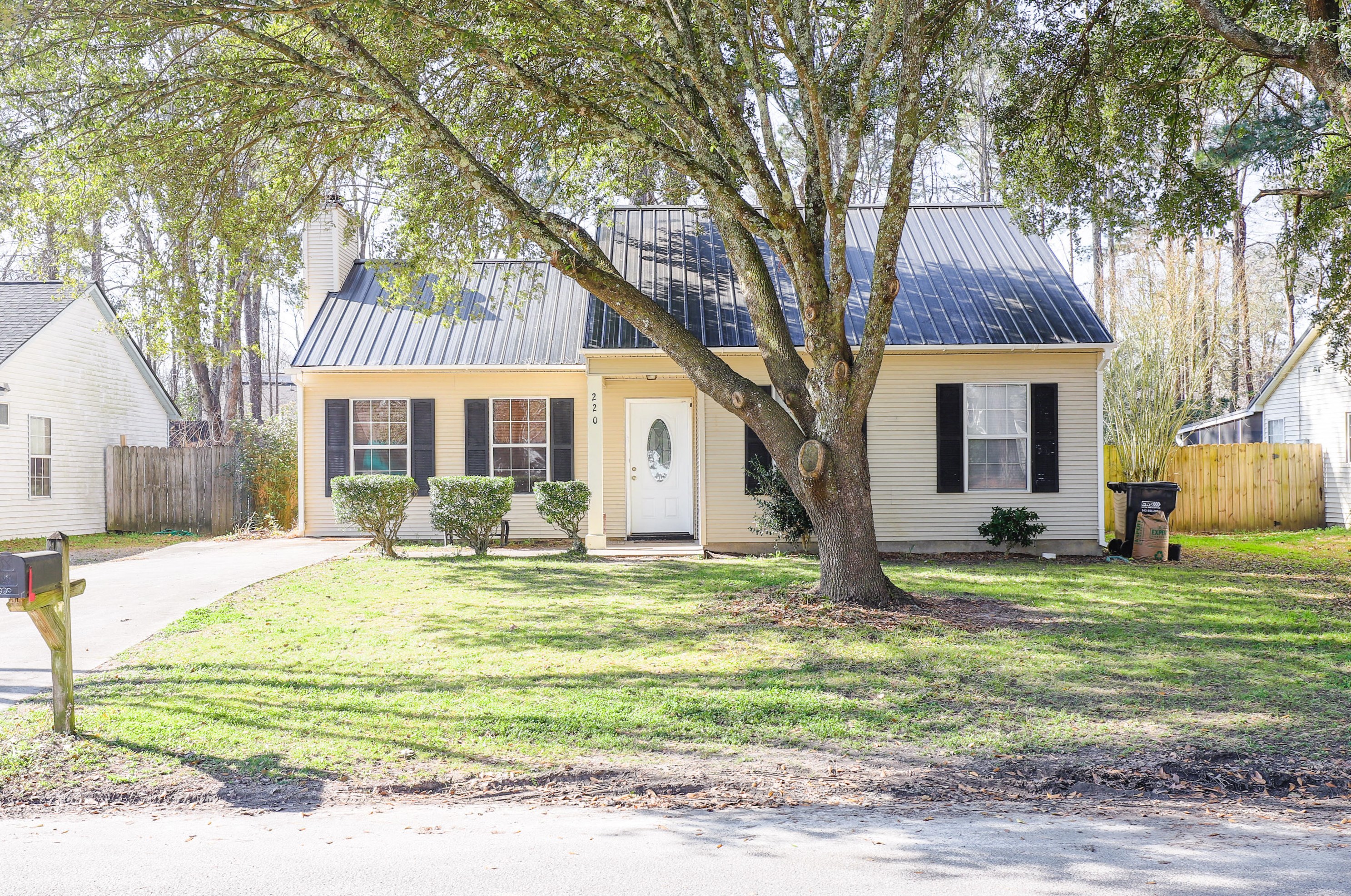 220 Regent St, Summerville, SC 29483