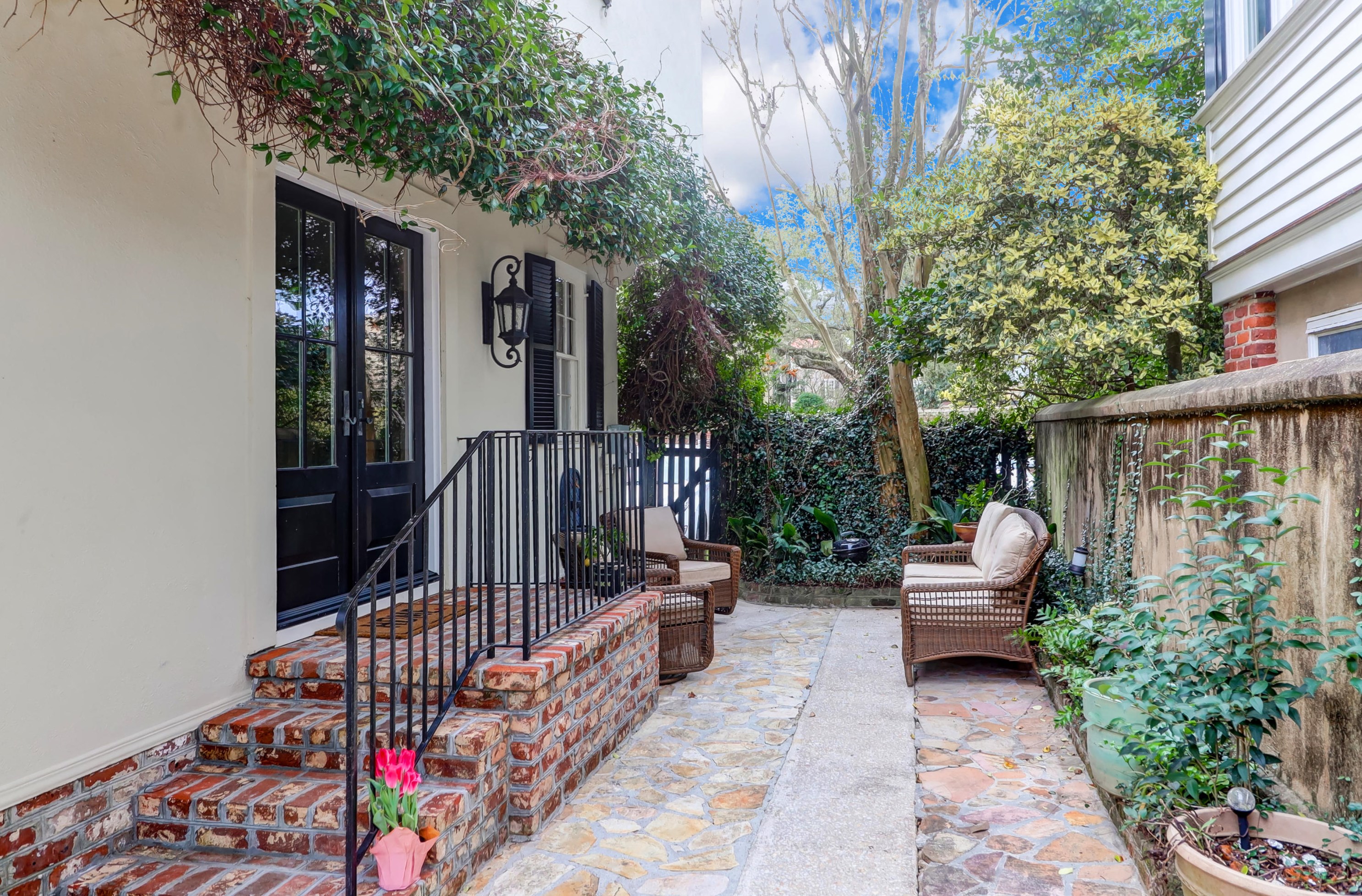 3 Saint Michaels Aly, Charleston SC  29401-2531 exterior