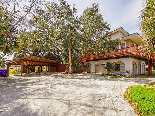 1641 Oak Island Dr, Charleston SC  29412-9519 exterior