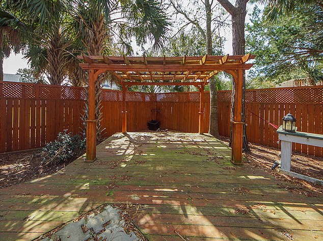 1641 Oak Island Dr, Charleston SC  29412-9519 exterior