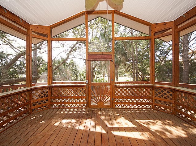 1641 Oak Island Dr, Charleston SC  29412-9519 exterior