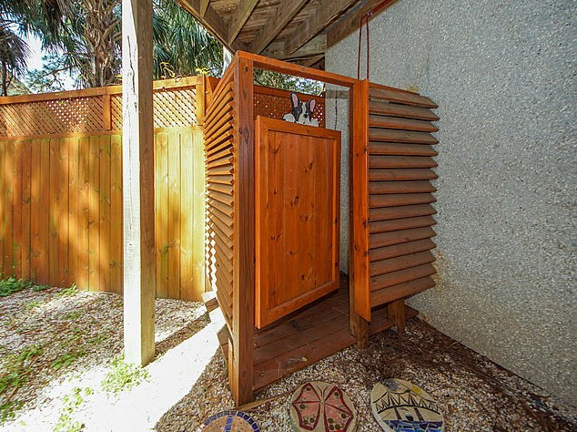 1641 Oak Island Dr, Charleston SC  29412-9519 exterior