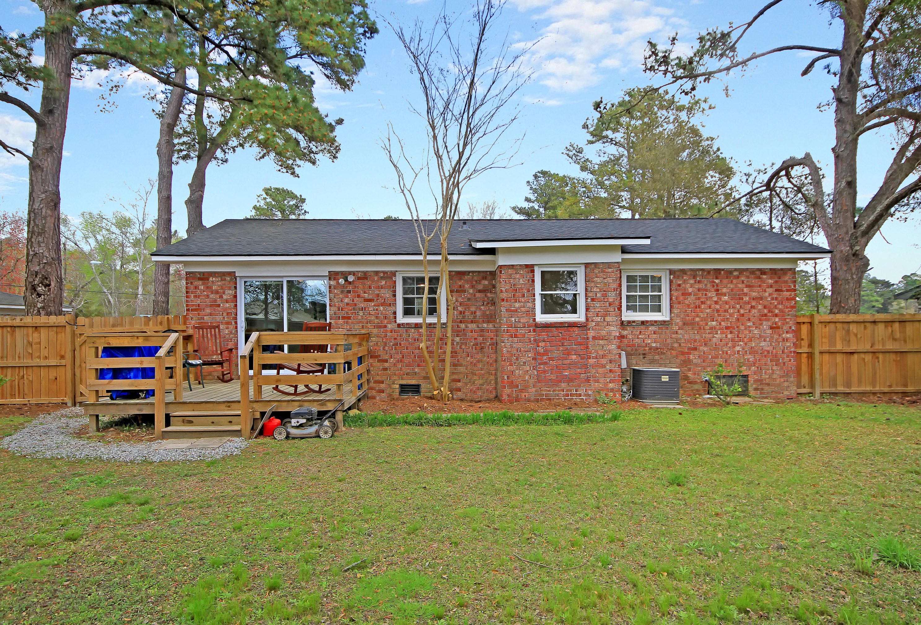704 Tulip St, Summerville SC  29483-3953 exterior