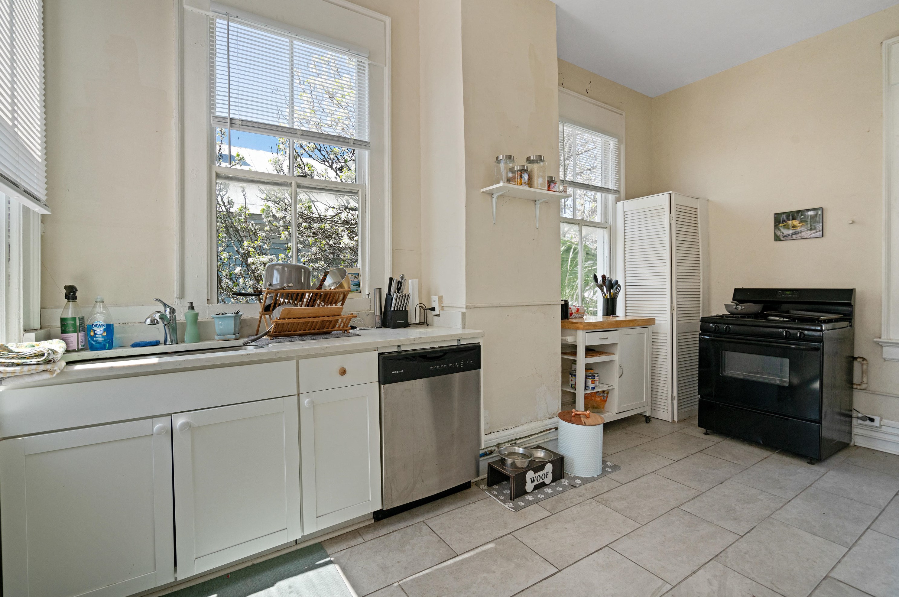 135 Ashley Ave, Charleston SC 29401-1804 exterior